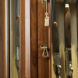 Dulap 15 arme cu vitrina si compartiment pentru munitie, invelit in lemn masiv, Prestige